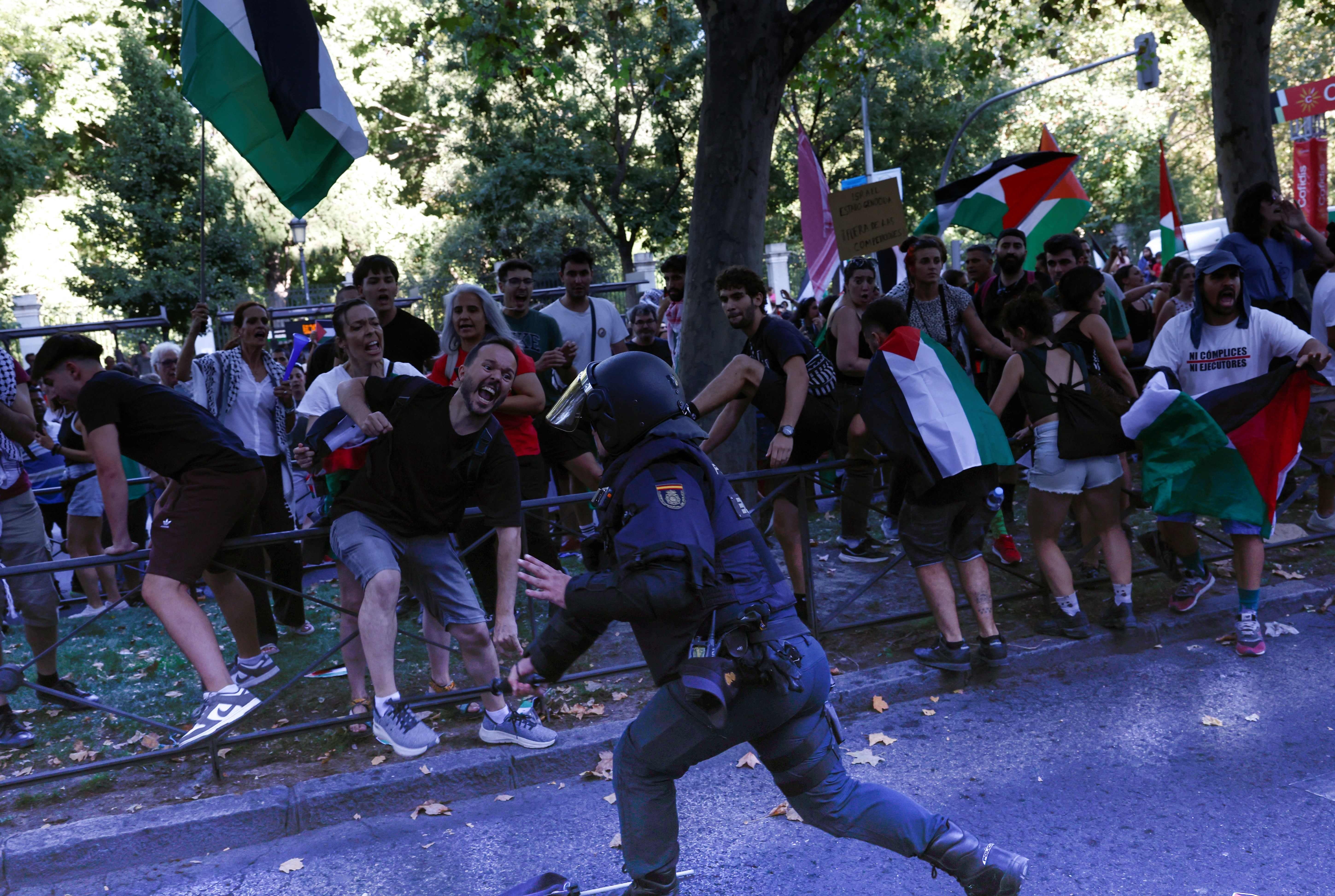 Cargas policiales en Madrid, a donde llegaba La Vuelta este domingo, en una etapa que ha quedado finalmente suspendida.
