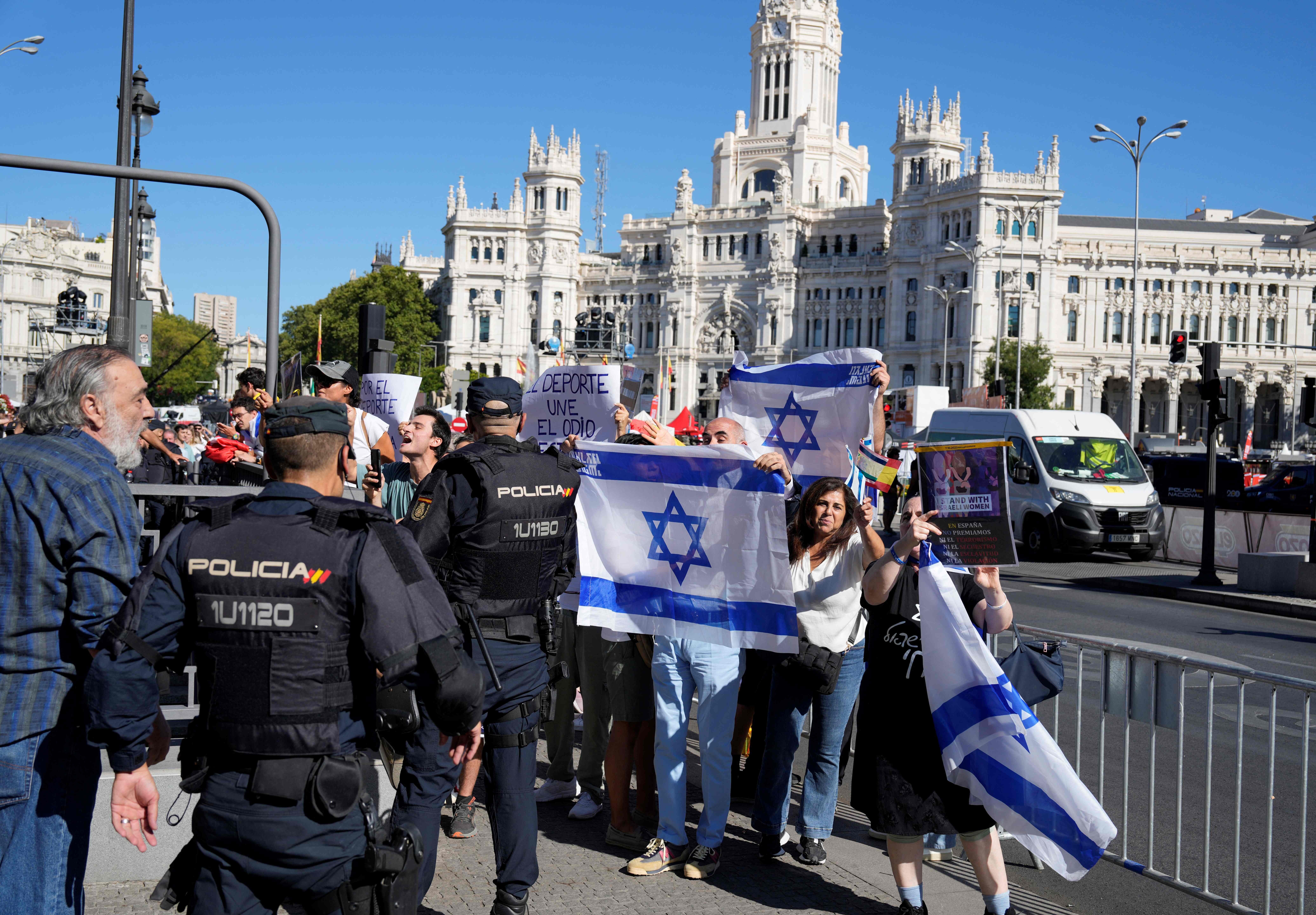 Manifestantes con banderas de Israel en la Plaza de Cibeles de Madrid.