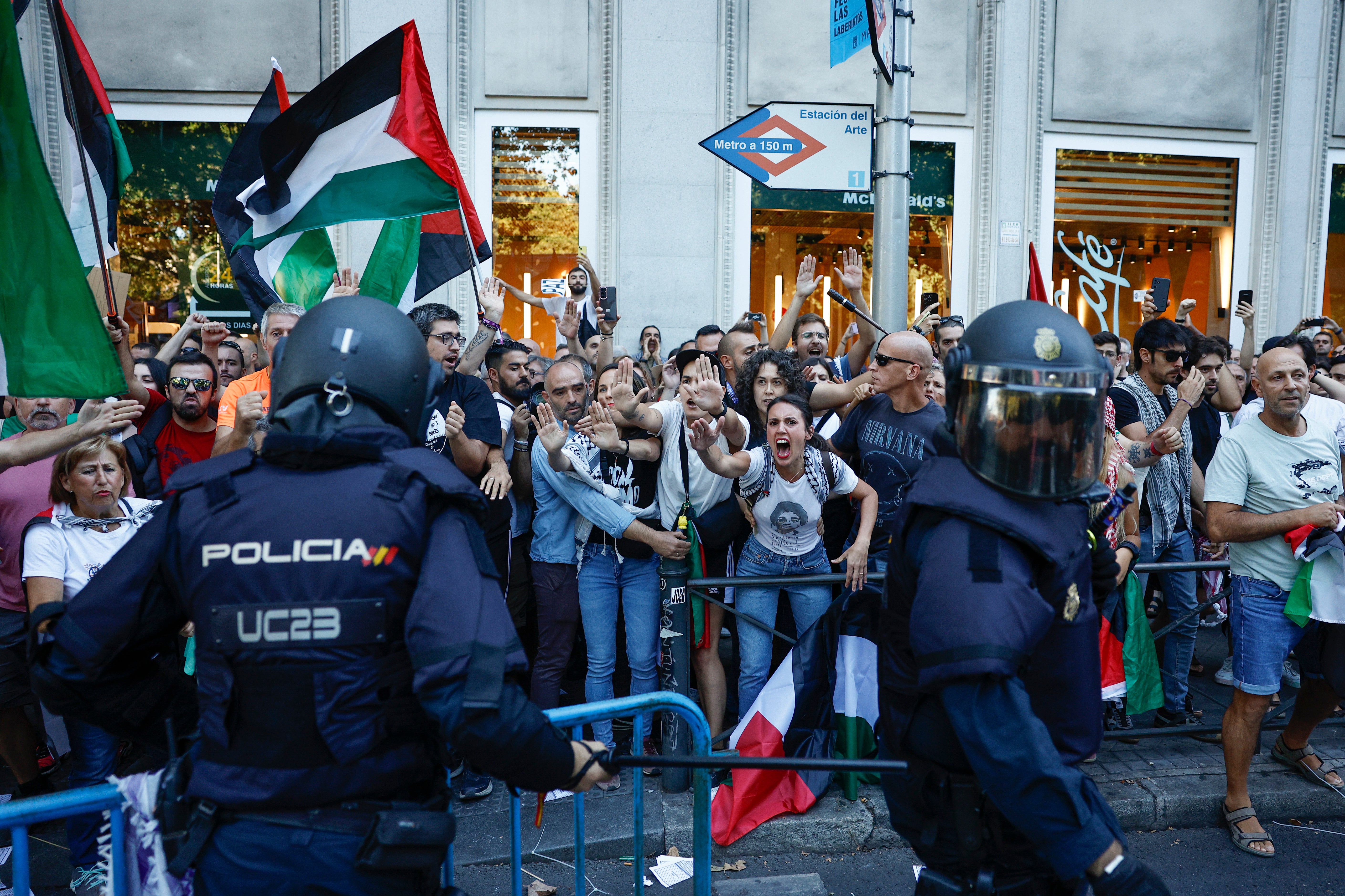 La secretaria general de Podemos, Ione Belarra, y la eurodiputada Irene Montero, en las protestas propalestinas en el Paseo del Prado.