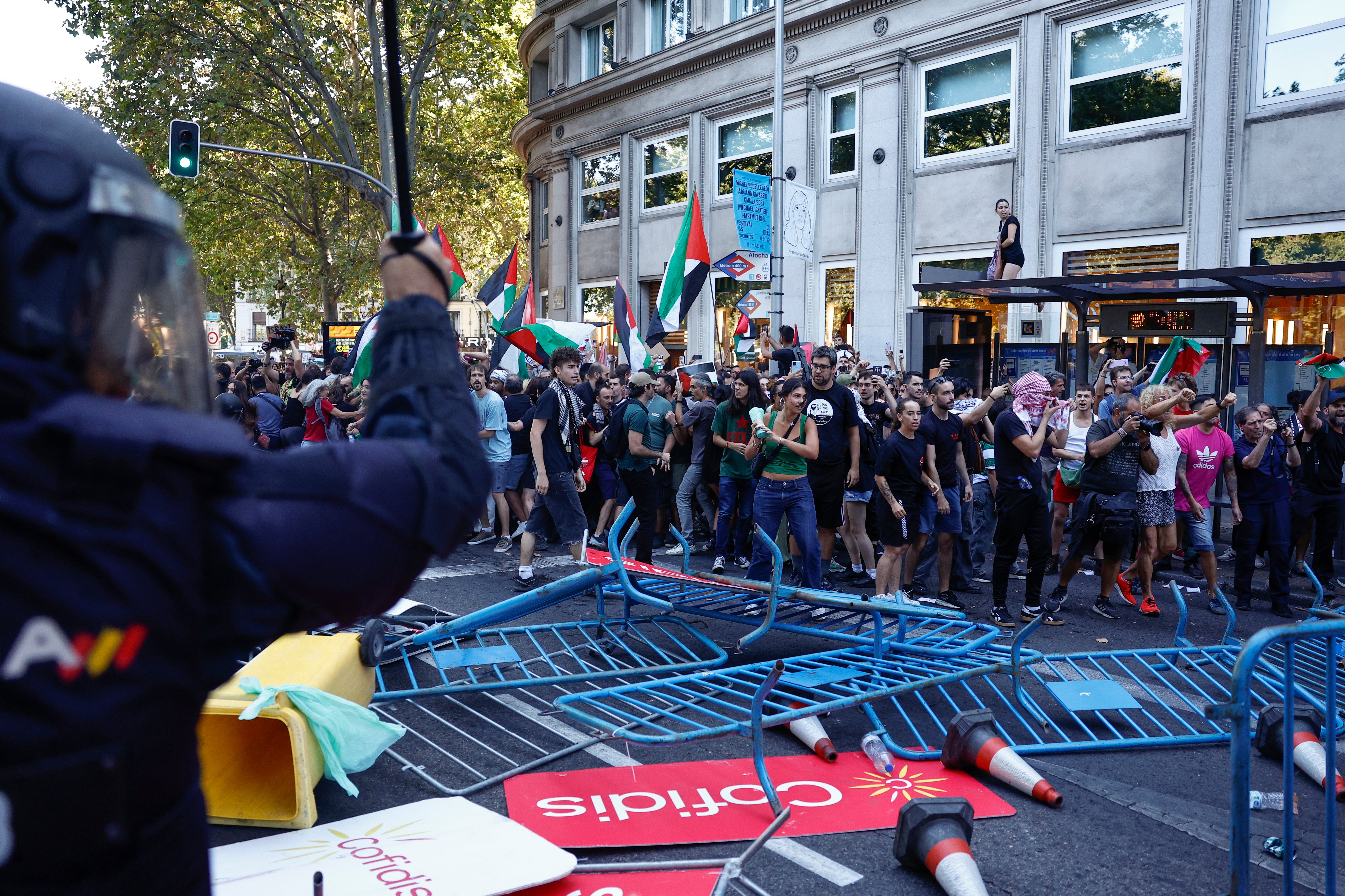 Tensión en el Paseo del Prado a la altura de la estación de Atocha durante las protestas propalestinas contra el equipo israelí.