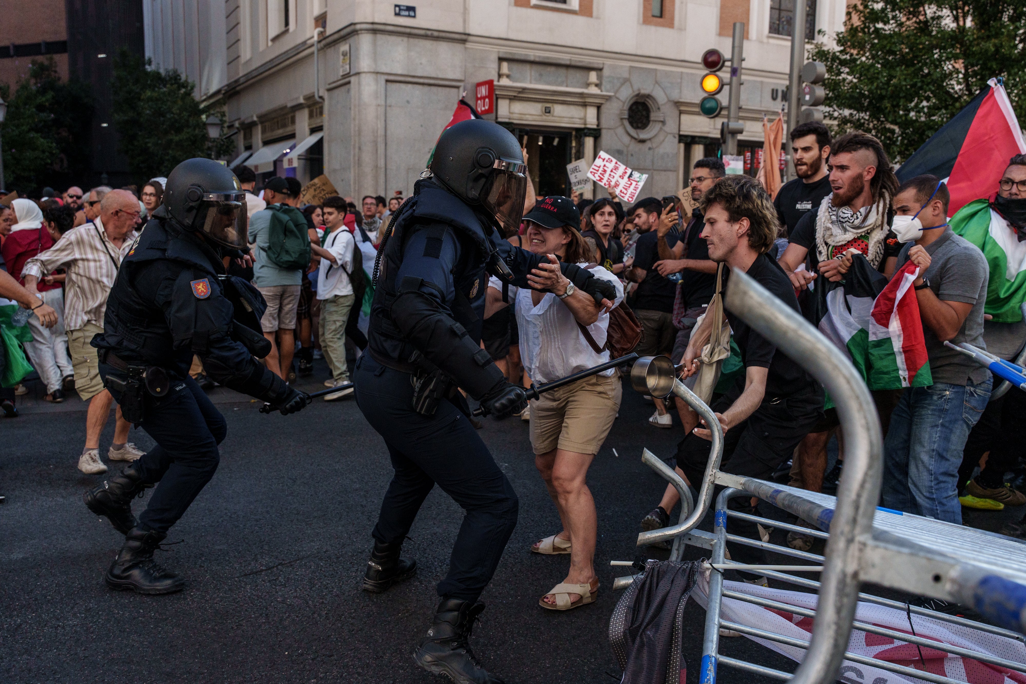 Cargas policiales en la Plaza de Callao, en Madrid, en medio de las protestas propalestinas en la etapa final de La Vuelta.