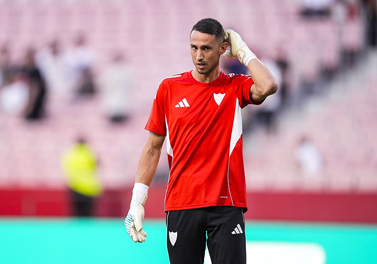 Odysseas Vlachodimos, portero del Sevilla FC, en un calentamiento