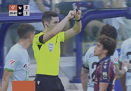 La justificación del VAR para anular el gol de Altimira en el Levante - Betis: «Si el defensor no se hubiera caído, podía haber interceptado ese balón»