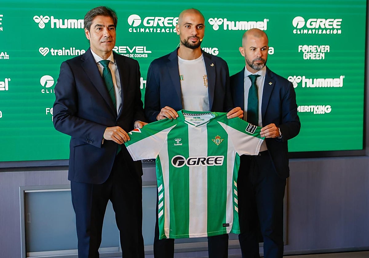 Ángel Haro, Sofyan Amrabat y Manu Fajardo, en la presentación de este lunes