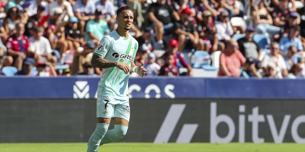 El mercado de fichajes tiene eco en el once del Betis