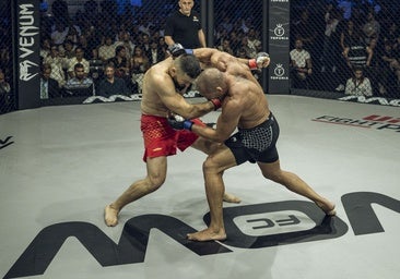 Enoc Solves da la campanada en el WOW 22 bajo la mirada de Ilia Topuria: se proclama campeón a sus 41 años