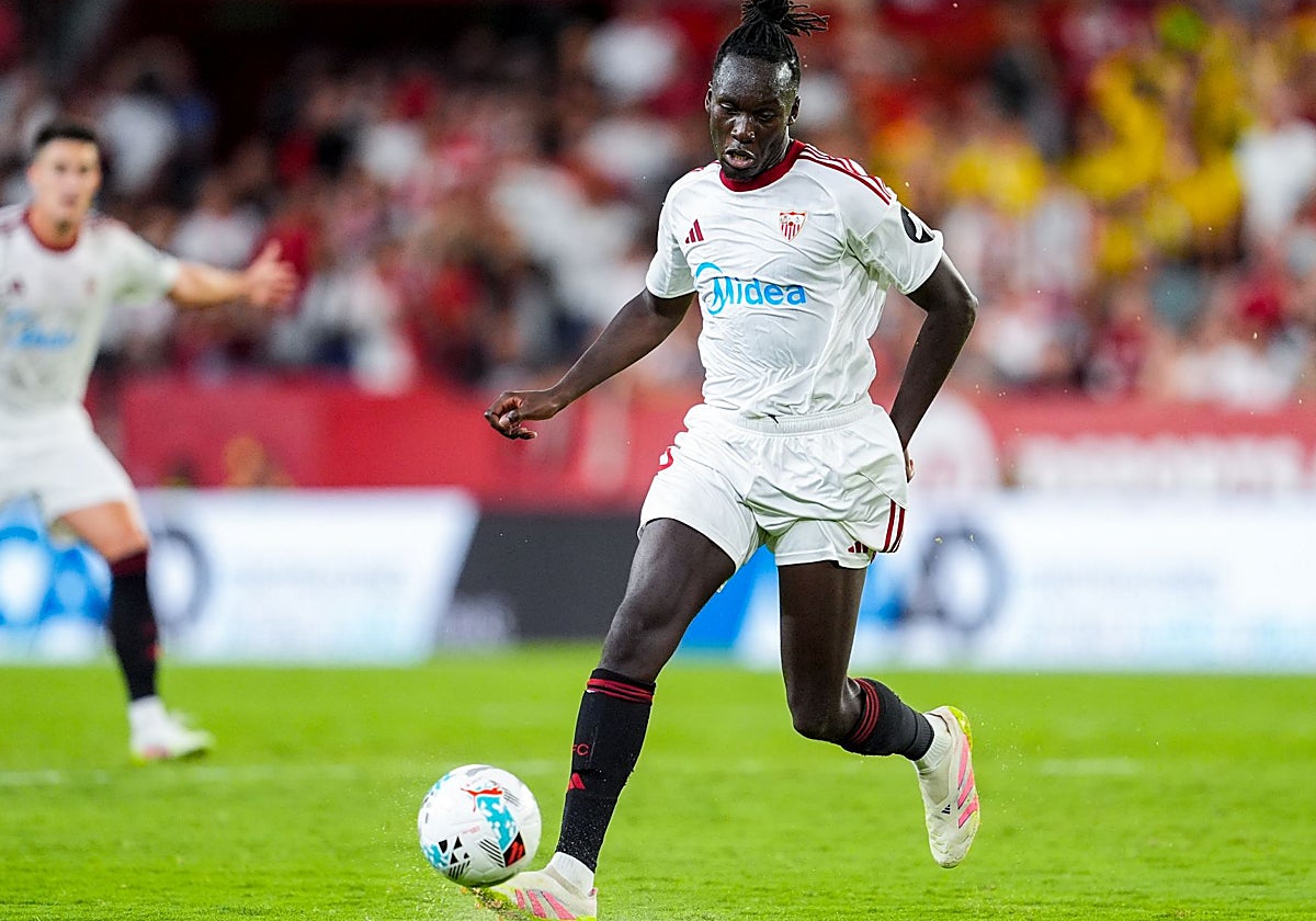 Batista Mendy controla el balón en un lance del Sevilla - Elche