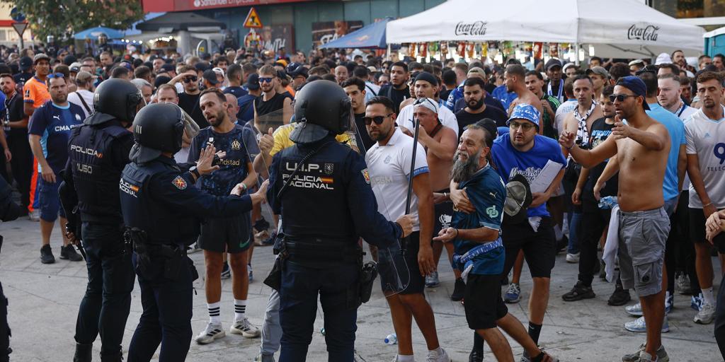Cargas policiales contra los ultras del Olympique de Marsella en los aledaños del Santiago Bernabéu