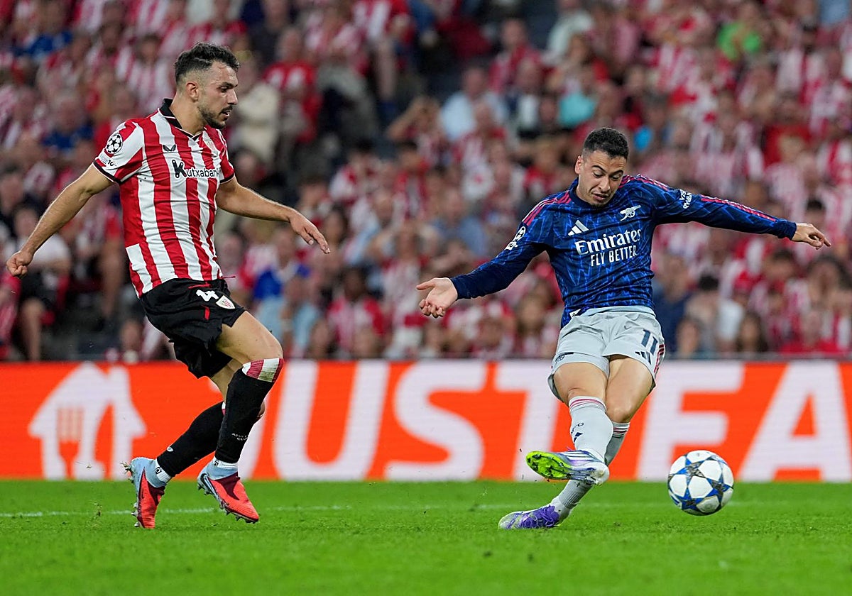 Martinelli dispara ante Paredes en el primer gol del Arsenal ante el Athletic