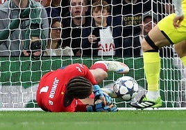 Así fue el tremendo fallo del portero del Villarreal que acabó en autogol