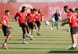 El Sevilla sigue preparando la visita al Alavés con Joan Jordán entrenando al margen