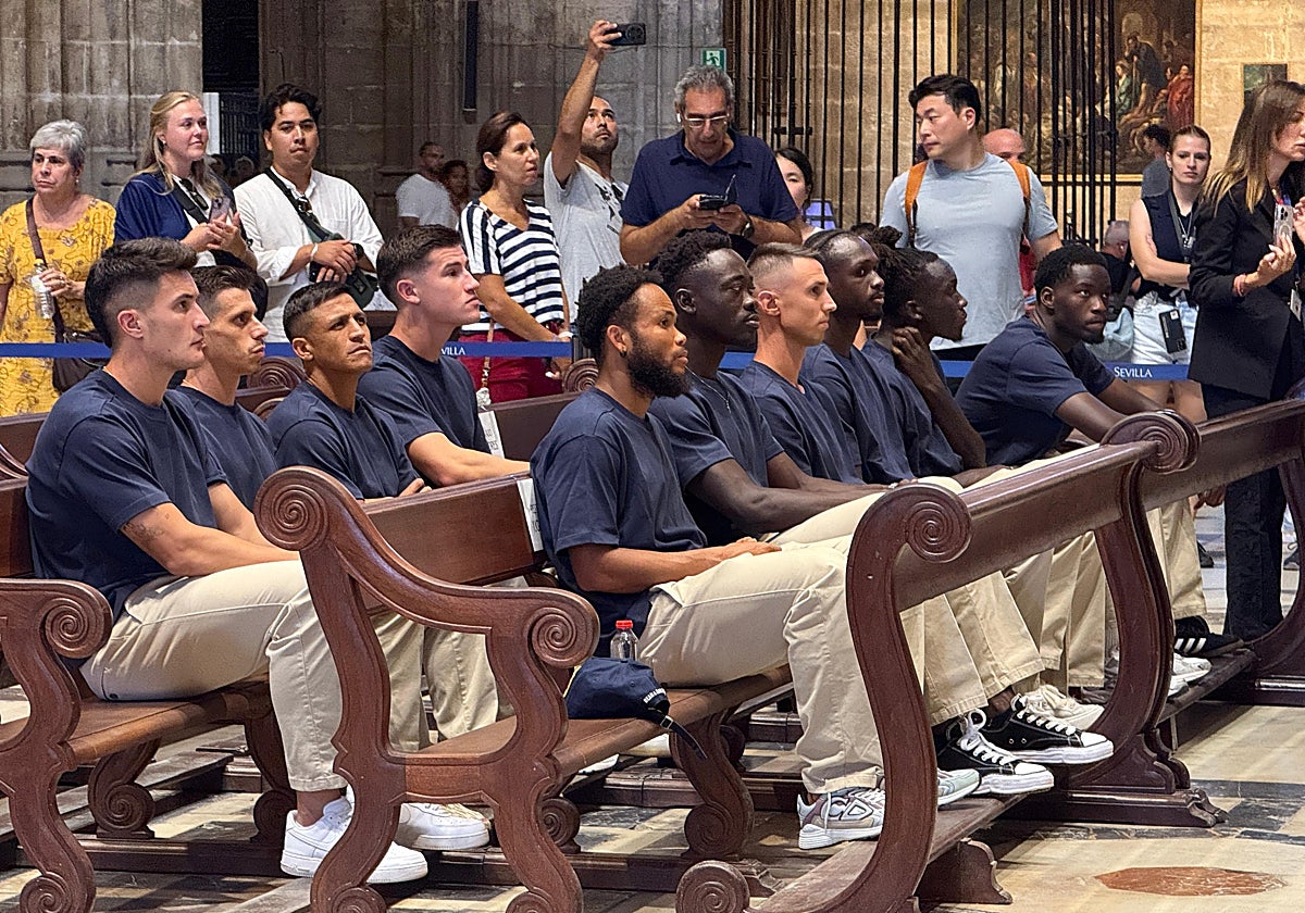 Los jugadores del Sevilla, en la Catedral