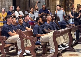 El Sevilla cumple con la tradición y acude a la Catedral para la ofrenda a la Virgen de los Reyes