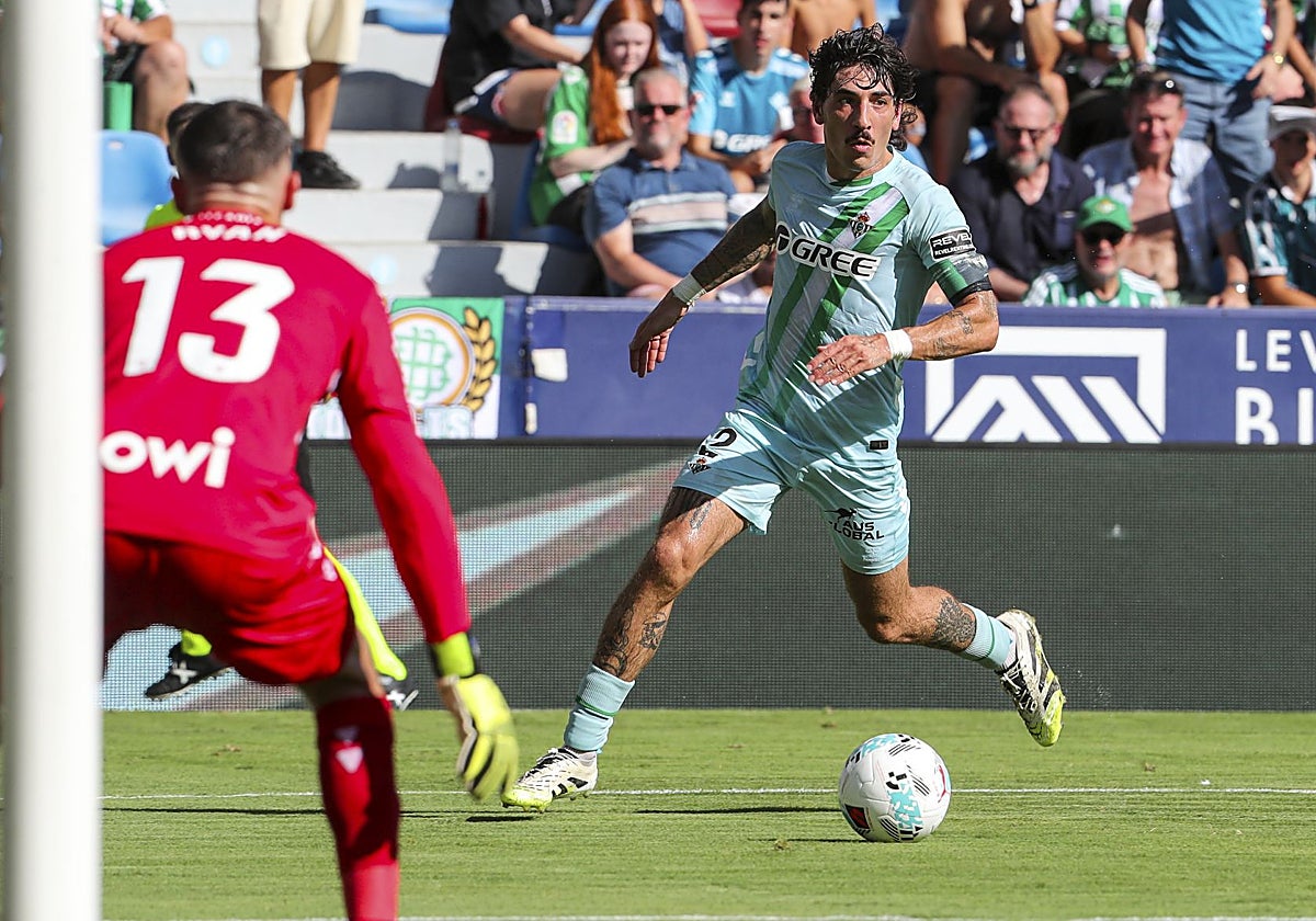 Héctor Bellerín avanza por la banda con el balón controlado durante el Levante - Betis
