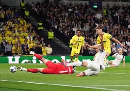 Un error del portero Luiz Junior hunde al Villarreal