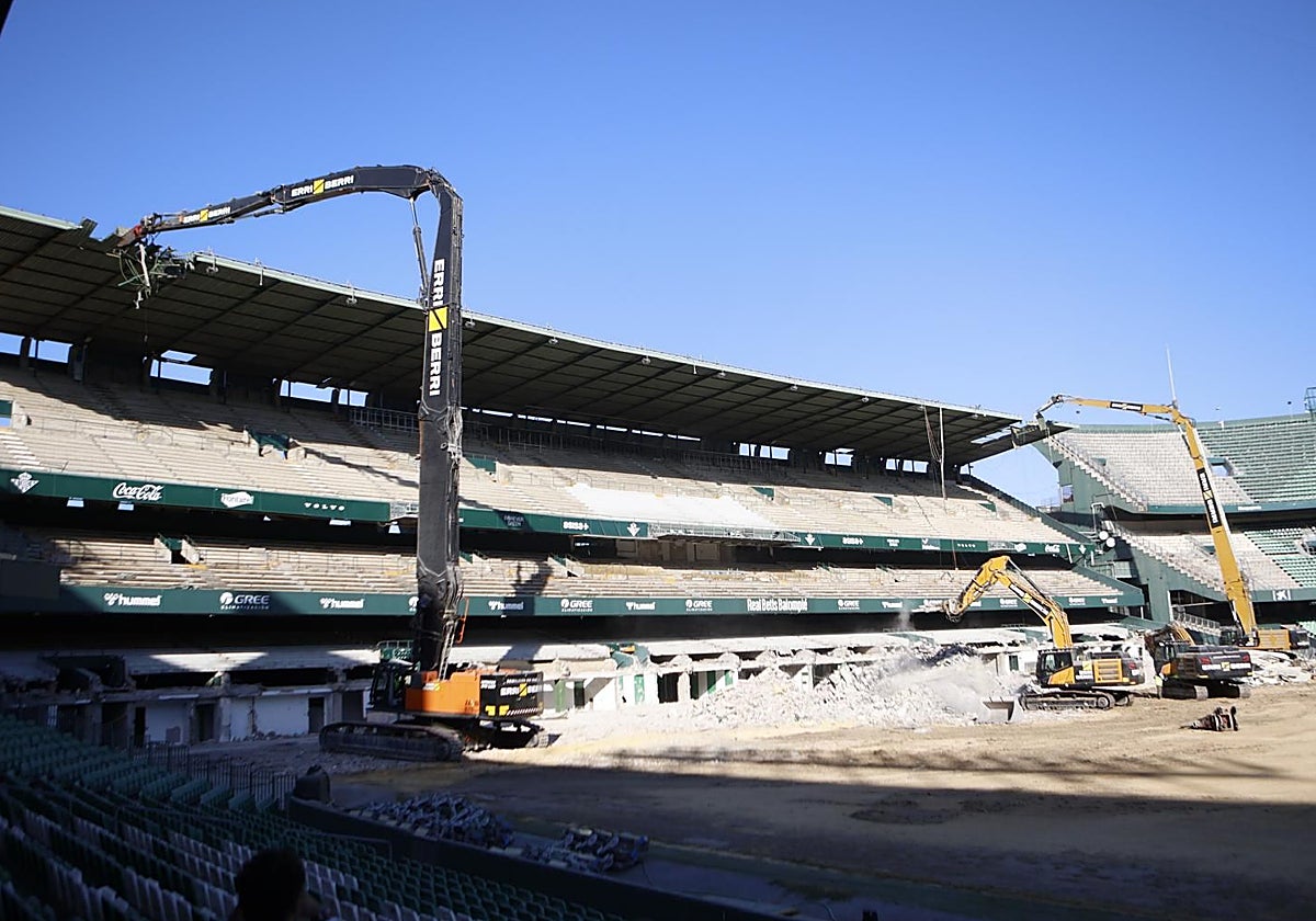 Las máquinas 'diplodocus' empiezan a retirar la cubierta de chapa del Benito Villamarín