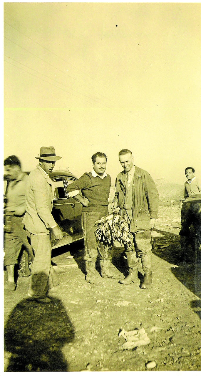 Mi padre con su amigo Raymond Quémand y una buena percha de agachonas en la orilla del río