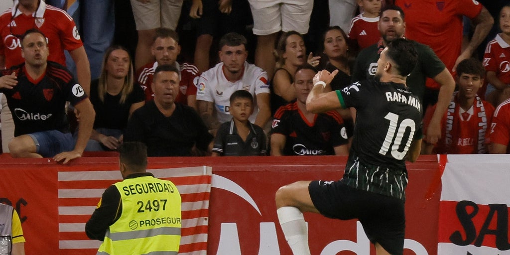 LaLiga denuncia los cánticos ofensivos dirigidos a Rafa Mir durante el Sevilla - Elche