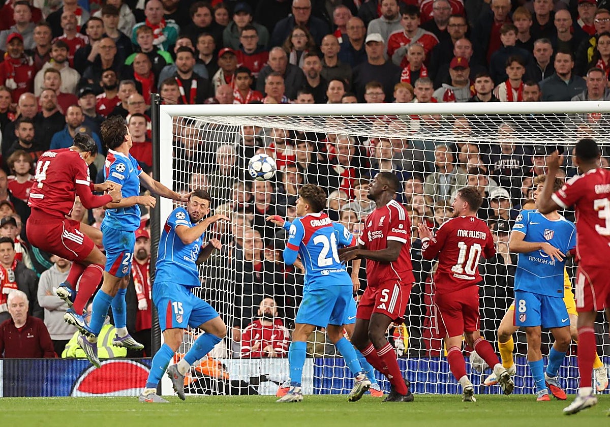 Van Dijk remata para anotar el 3-2