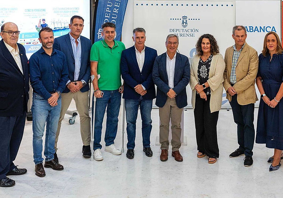 El presidente, Luis Menor, junto a representantes de clubes, federaciones y organizadores de la Semana Abanca