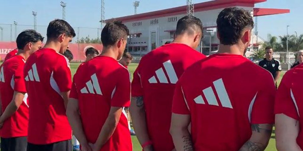 Minuto de silencio en el entrenamiento del Sevilla en memoria de Manolo Cardo
