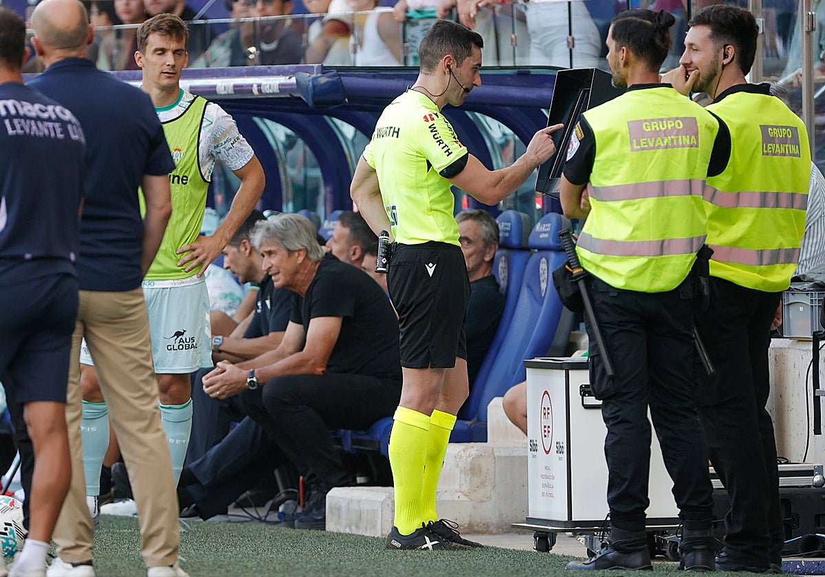 Muñiz Ruiz consulta el VAR