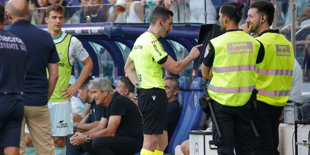 Junior replica al VAR y al CTA: «Podrían revisar que el chico tiene actitud de engañar al árbitro»
