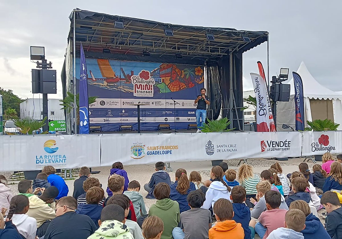 Visita de escolares a Les Sables d'Olonne para escuchar a Hugo Ramón