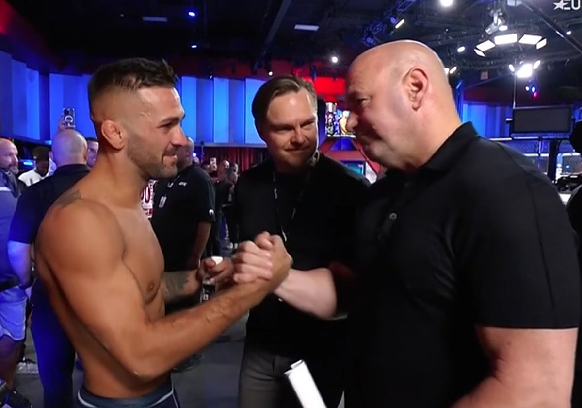 Dana White, CEO de la UFC, saluda al canario Hecher Sosa, después de su victoria