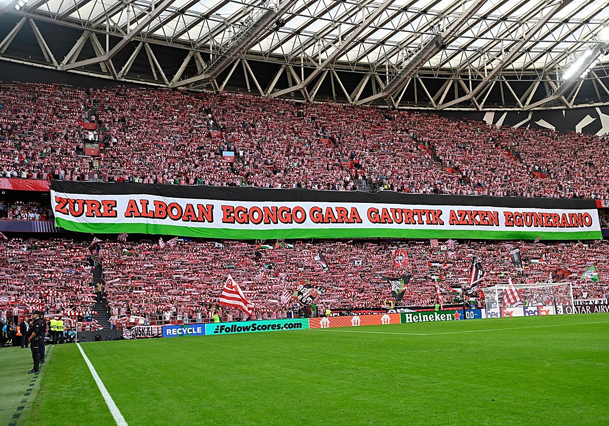 Imagen de la pancarta en el fondo de San Mamés en el choque frente al Arsenal