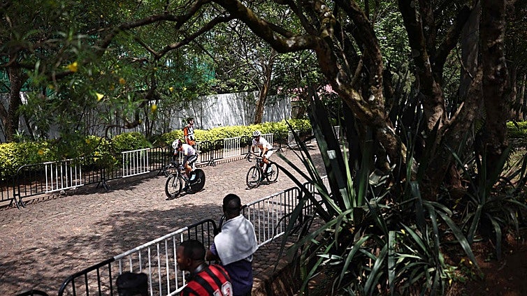 Pánico a los mosquitos y a la rabia: «Si muerden a un ciclista, será repatriado de inmediato»