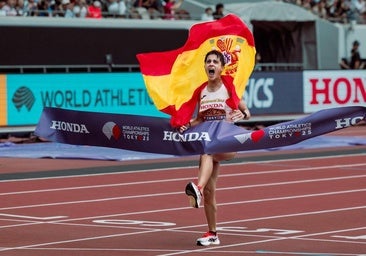 La bandera en manos de María Pérez