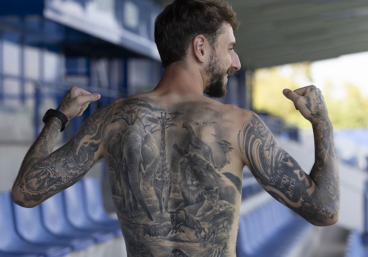 Calero muestra sus tatuajes a ABC en la Ciudad Deportiva Dani Jarque