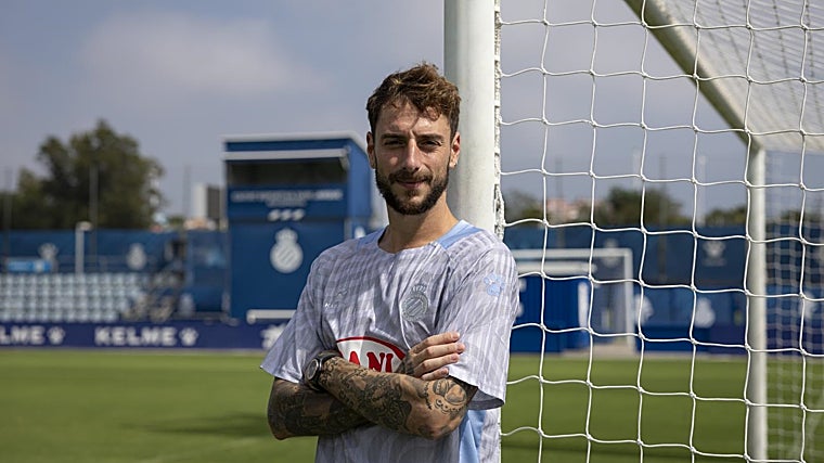 Calero posa tras el entrenamiento matinal con el Espanyol