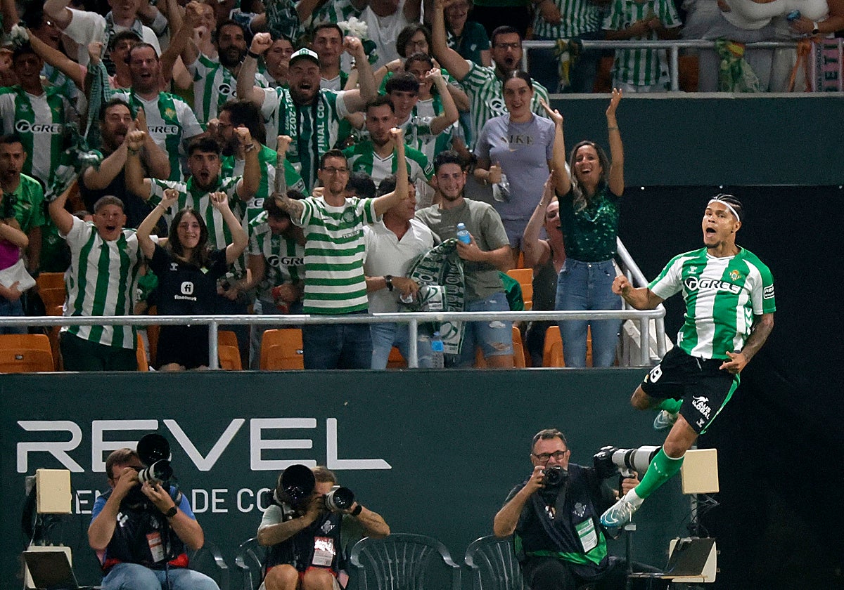 Cucho Hernández celebra el 1-0 del Real Betis ante la Real Sociedad, en La Cartuja