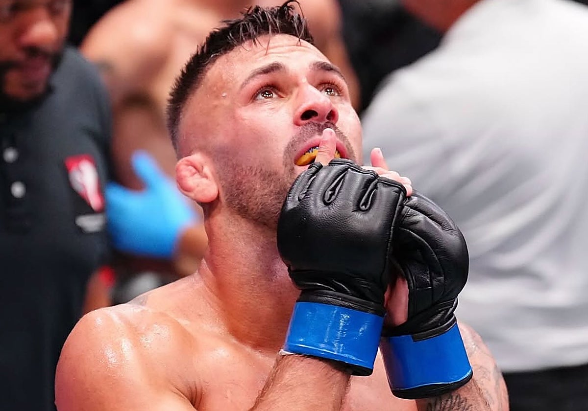 Hecher Sosa señala al cielo tras su victoria para obtener un contrato con la UFC