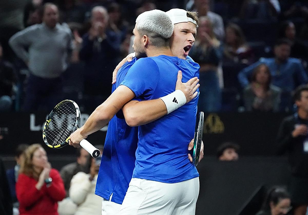 Alcaraz y Mensik se abrazan tras la victoria