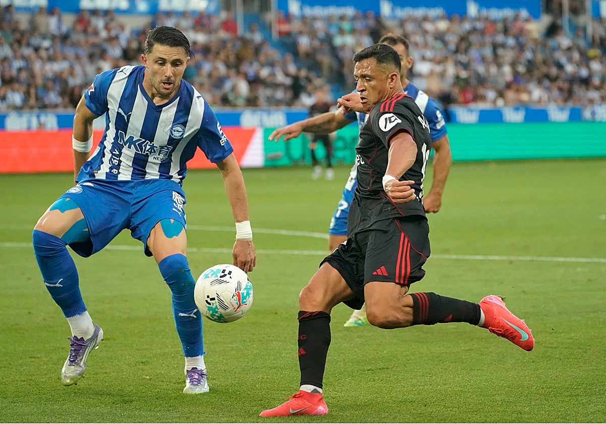 Alexis, ante Facundo Garcés, en el Alavés - Sevilla