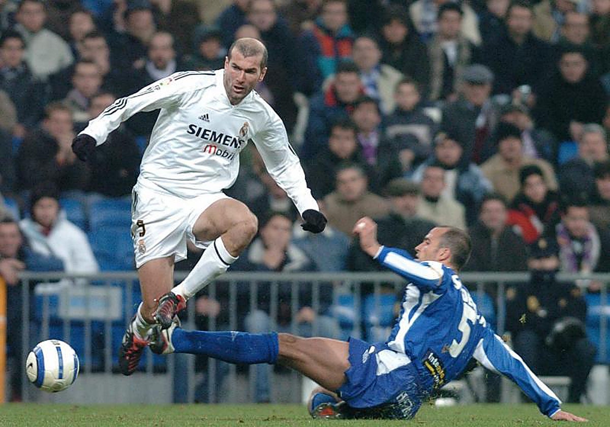 Zidane se adelanta a Soldevilla en un lance del Real Madrid- RCD Espanyol de la temporada 2004-05 en el estadio Santiago Bernabéu, que terminó con 4-0 en el marcador y primer tanto del jugador francés