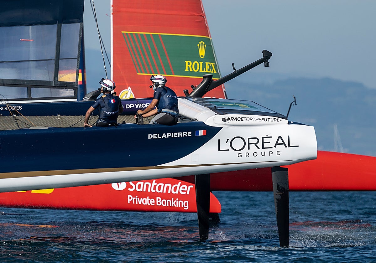 El F50 Victoria junto al barco francés en aguas del lago Leman