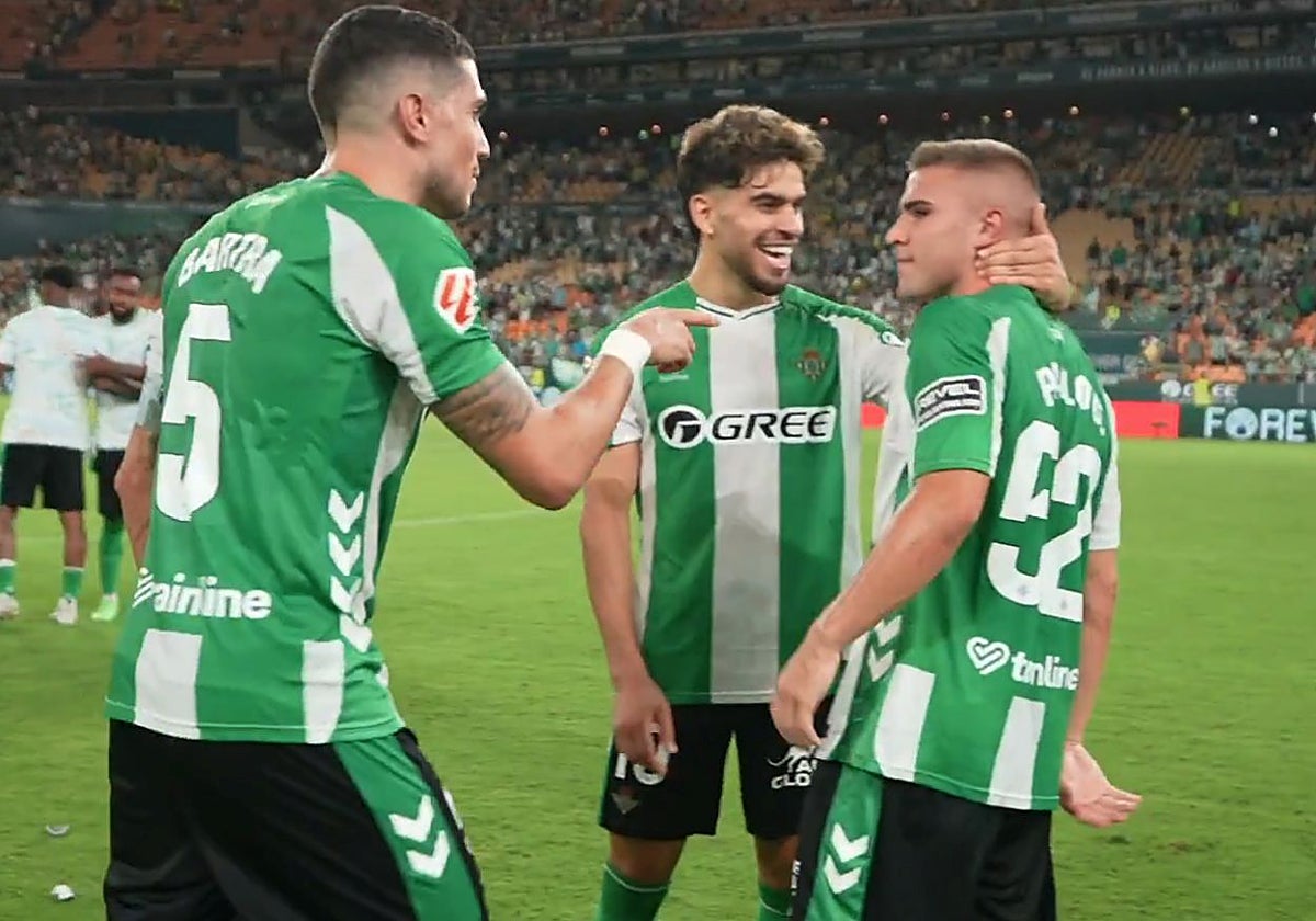 Bartra y Abde se dirigen a Pablo García al término del Real Sociedad - Real Betis