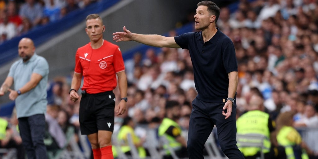 Botella al suelo y rebote de Vinicius con Xabi Alonso: «Quizás le podía haber cambiado algo más tarde»