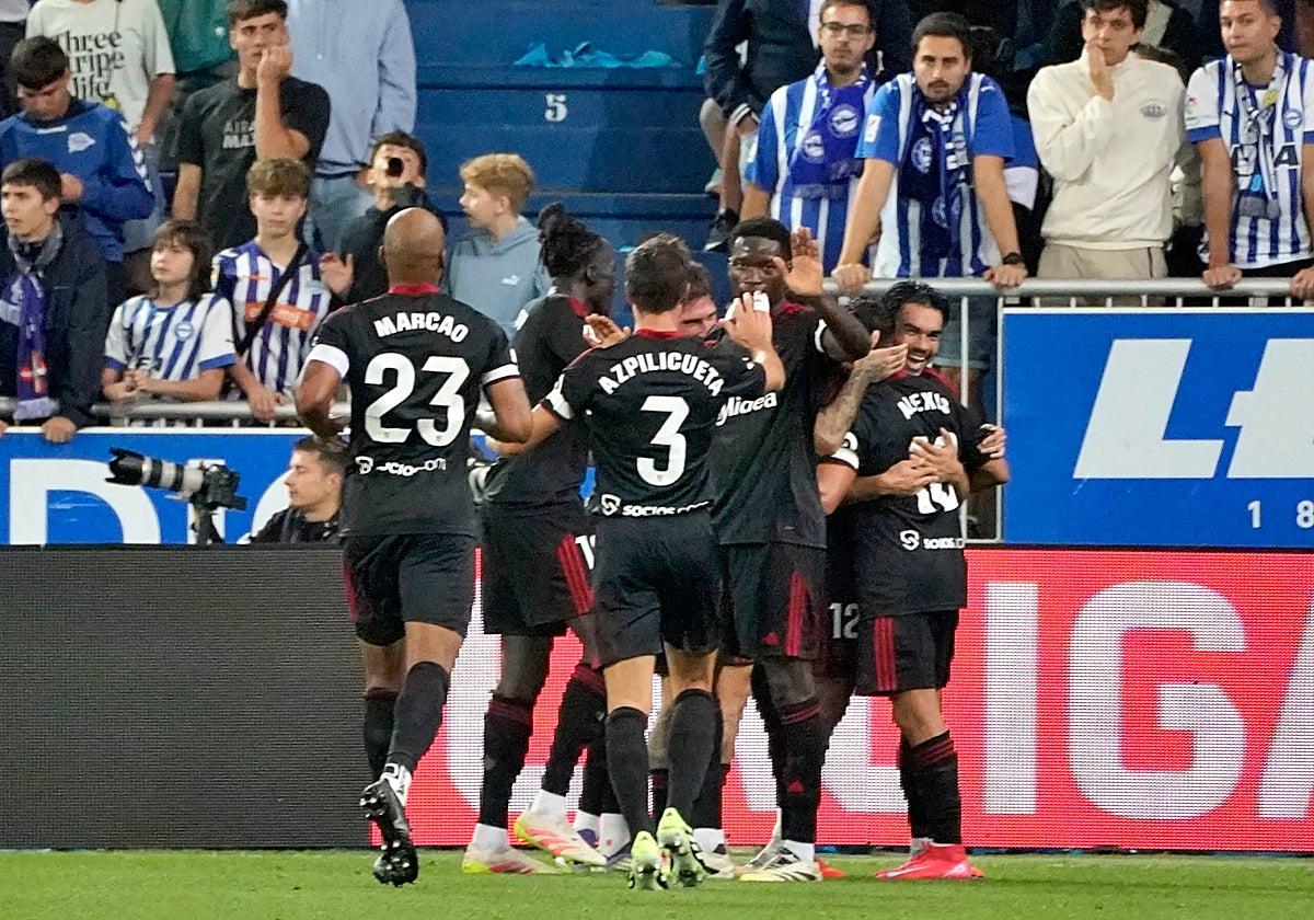 Alexis es felicitado por sus compañeros tras anotar el 1-2 en Mendizorroza
