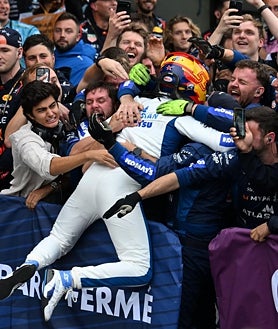 Imagen secundaria 2 - Sainz entra en la historia de la F1 y come en la mesa del legendario Alain Prost