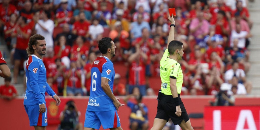Sorloth no debió ser expulsado: el VAR no tenía que haber llamado al árbitro