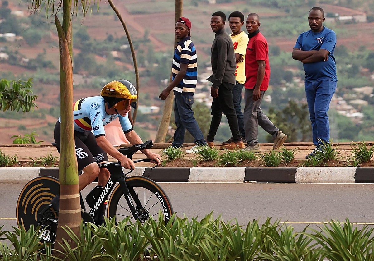 Evenepoel, durante la contrarreloj en Kigali