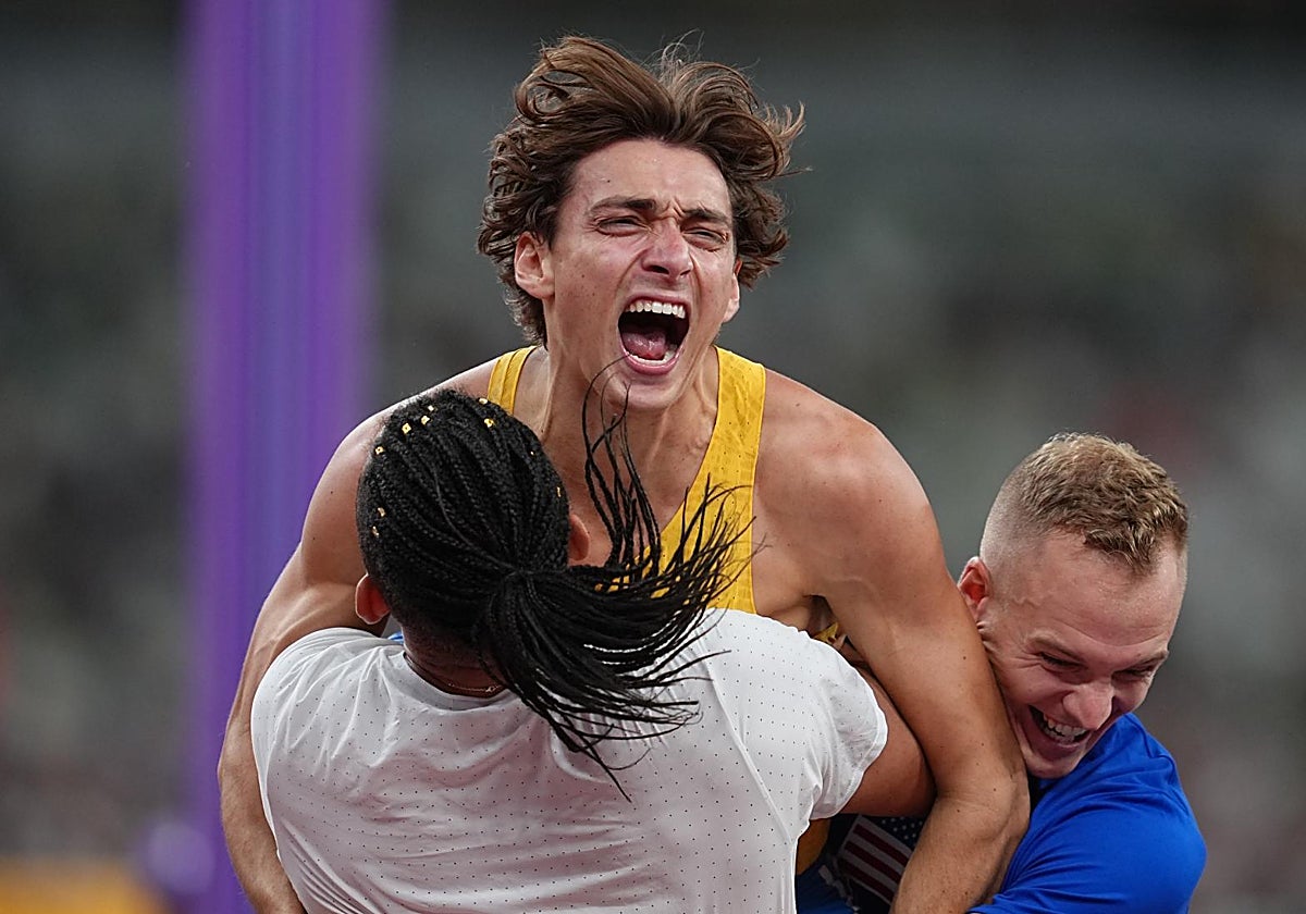 Mondo Duplantis, tras batir el récord mundial de pértiga en Tokio