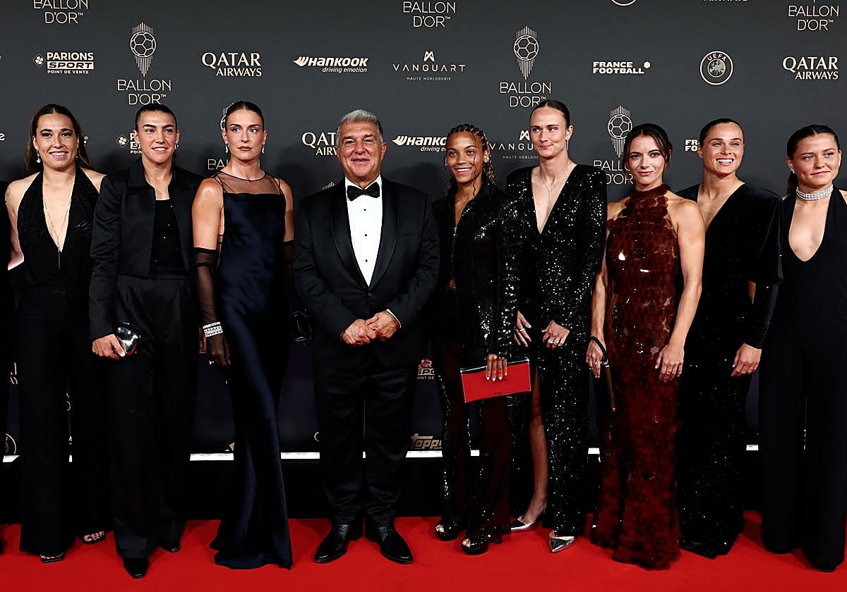 El presidente del FC Barcelona, Joan Laporta, junto a futbolistas del equipo.