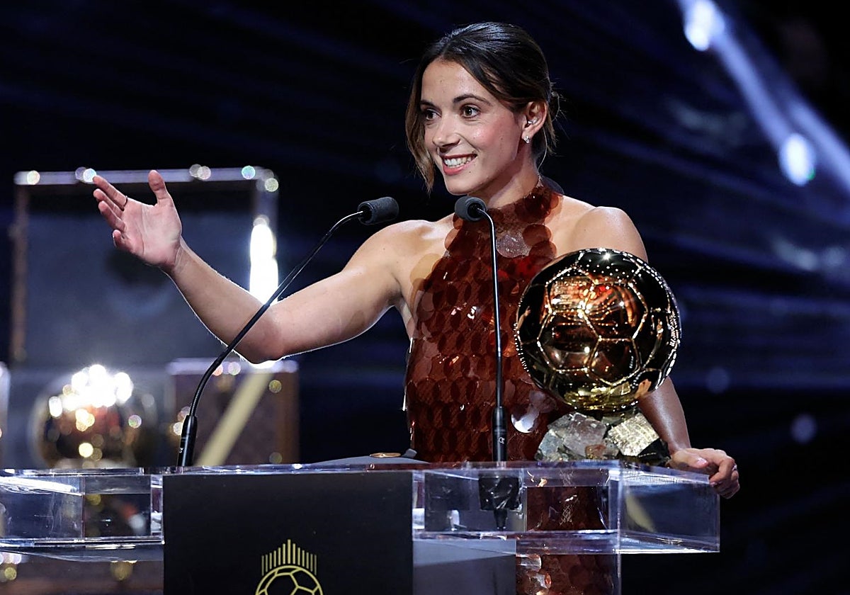 Aitana se dirige al público tras ganar el Balón de Oro