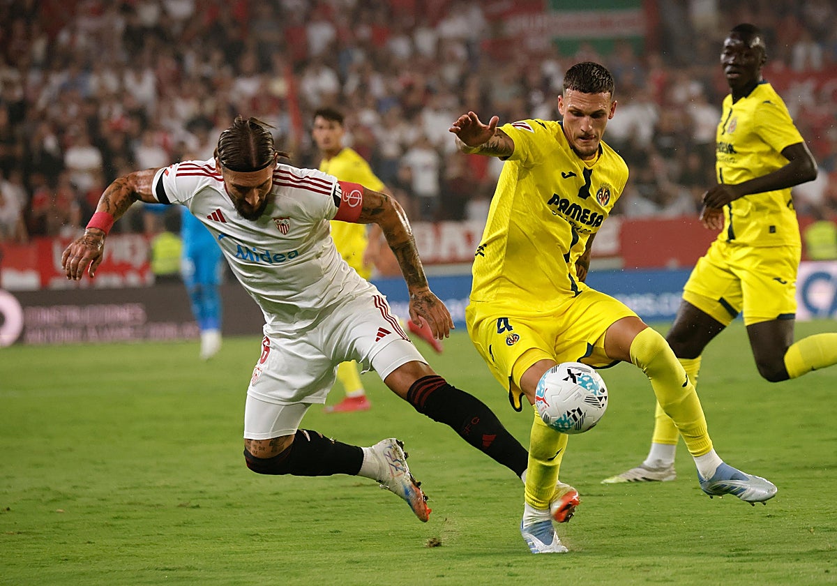Gudelj cae delante de Rafa Marín en jun lance del partido ante el Villarreal